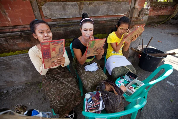 BALI, INDONESIA  APRIL 9: Balinese girls preparing for a classic national Balinese dance formal wear on April 9, 2012 on Bali, Indonesia. formal wear is very popular cultural show on Bali. — 图库照片